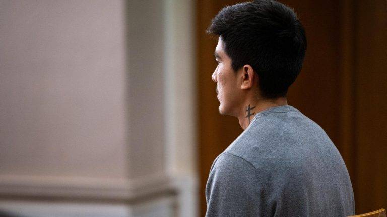 FOTOGRAFÍA. BARCELONA (REINO DE ESPAÑA), 17 DE JUNIO DE 2024. En la imagen de del juicio en la Audiencia de Barcelona aparecer Brian Raimundo C. M., acusado de la brutal violación de una menor de 16 años que regresaba a casa de una discoteca de Igualada (Barcelona) la madrugada del 1 de noviembre de 2021 (fiesta del Halloween). De acuerdo con el relato del Ministerio Público, que pide 45 años de cárcel, ese día, a lo largo de 20 minutos, el acusado golpeó a la chica en varias partes del cuerpo, mientras la sujetaba con fuerza y con "violencia", la violó, le dio un "fuerte golpe en la cabeza con un objeto contundente", que le provocó un traumatismo craneoencefálico, y la dejó abandonada en el suelo seminsconsciente y desnuda en una noche con una temperatura por debajo de los 15 grados. Efe