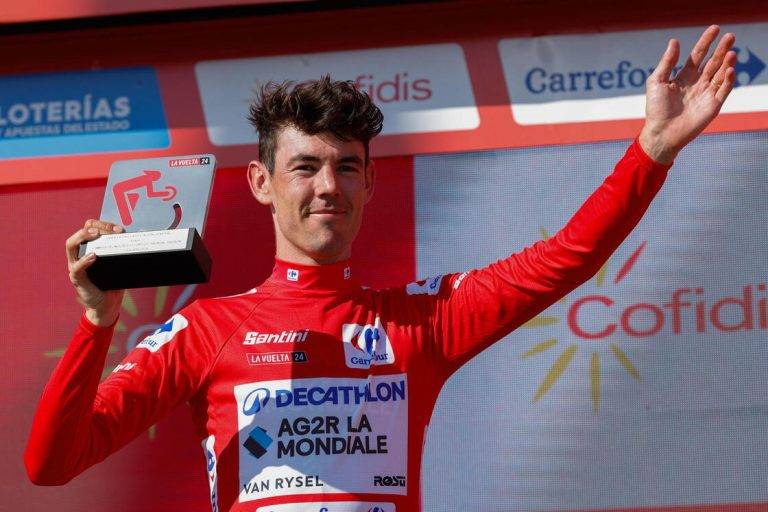 FOTOGRAFÍA. PADRÓN (LA CORUÑA) GALICIA (REINO DE ESPAÑA, 28 DE AGOSTO DE 2024. Ben O'Connor líder tras 11 etapas.- El ciclista australiano del Decathlon Ag2r Ben O'Connor, en el podio con el maillot de líder de la clasificación general, tras la undécima etapa de la Vuelta Ciclista a España, de 166,5 kilómetros con salida y meta en el Campus Tecnológico Cortizo, en Padrón (La Coruña), este miércoles. Efe