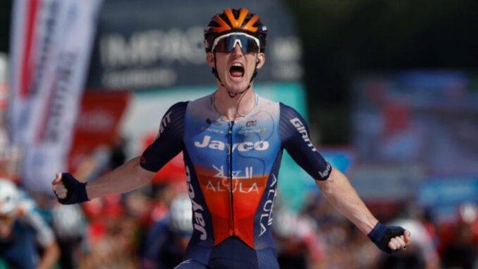 FOTOGRAFÍA. PADRÓN (LA CORUÑA) GALICIA (REINO DE ESPAÑA, 28 DE AGOSTO DE 2024. Eddie Dunbar gana la 11ª etapa de la Vuelta ciclista a España.- El ciclista irlandés del Jayco Alula Eddie Dunbar celebra su victoria en la undécima etapa de la Vuelta Ciclista a España, de 166,5 kilómetros con salida y meta en el Campus Tecnológico Cortizo, en Padrón (La Coruña), este miércoles. Efe