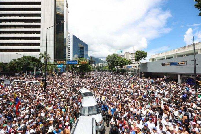 FOTOGRAFÍA. CARACAS (VENEZUELA), 30 DE JULIO DE 2024. La cúpula madurista tortura y asesinan. Centenares de venezolanos claman contra el fraude electoral masivo del comunismo de Nicolás Maduro Moro en los colegios electorales del pasado domingo 28 de julio de 2024. De acuerdo con el 70 % de las actas, el candidato antichavista unitario de la coalición opositora Mesa de Unidad Democrática (MUD) -Mesa Unidad o Unidad-, Edmundo González Urrutia, junto a la candidata expulsada injustamente del proceso electoral María Corina Machado Parisca, ha ganado al candidato socialista a la reelección Nicolás Maduro Moro, con millones de votos de diferencia, per el régimen ha salido para declararse vencedor de la jornada electoral. Lasvocesdelpueblo (Ñ Pueblo)