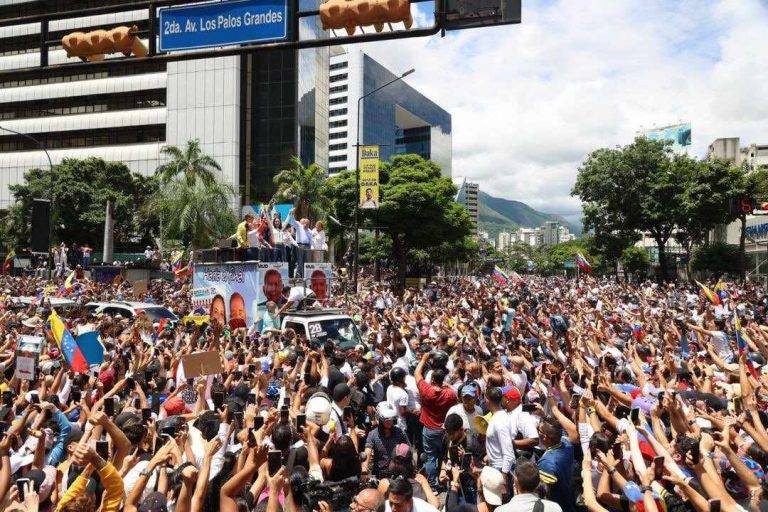 FOTOGRAFÍA. CARACAS (VENEZUELA), 30 DE JULIO DE 2024. Centenares de venezolanos claman contra el fraude electoral masivo del comunismo de Nicolás Maduro Moro en los colegios electorales del pasado domingo 28 de julio de 2024. De acuerdo con el 70 % de las actas, el candidato antichavista unitario de la coalición opositora Mesa de Unidad Democrática (MUD) -Mesa Unidad o Unidad-, Edmundo González Urrutia, ha ganado al candidato socialista a la reelección Nicolás Maduro Moro, con millones de votos de diferencia, per el régimen ha salido para declararse vencedor de la jornada electoral. Lasvocesdelpueblo (Ñ Pueblo)