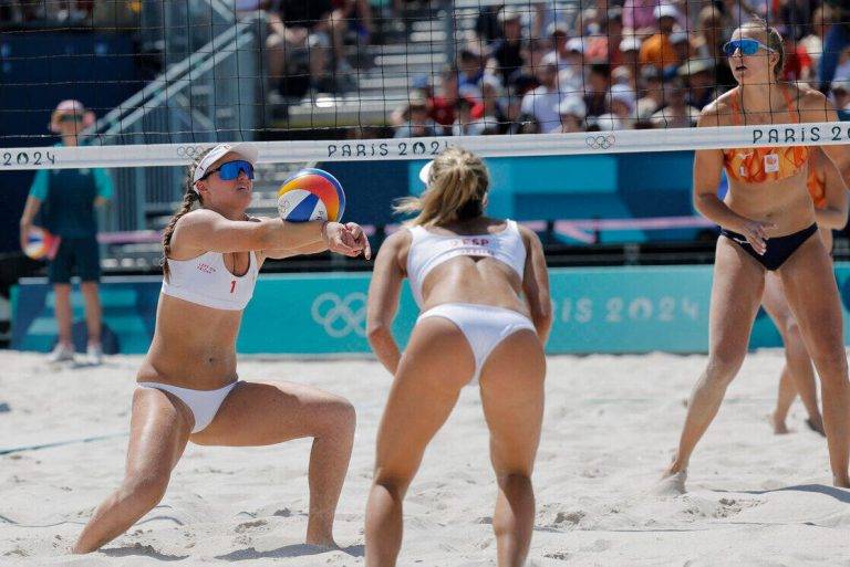 FOTOGRAFÍA. PARÍS (FRANCIA), 05 DE AGOSTO DE 2024. Detalle de las jugadoras de la Selección española de Voleibol Playa Tania Moreno Matveeva (centro) y Daniela Álvarez Mendoza (izd), en acción contra una de sus adversarias de la selección de Holanda, Katja Stam (dcha), durante su ronda de octavos de final del torneo olímpico de Voleibol playa de los Juegos de París 2024. Efe
