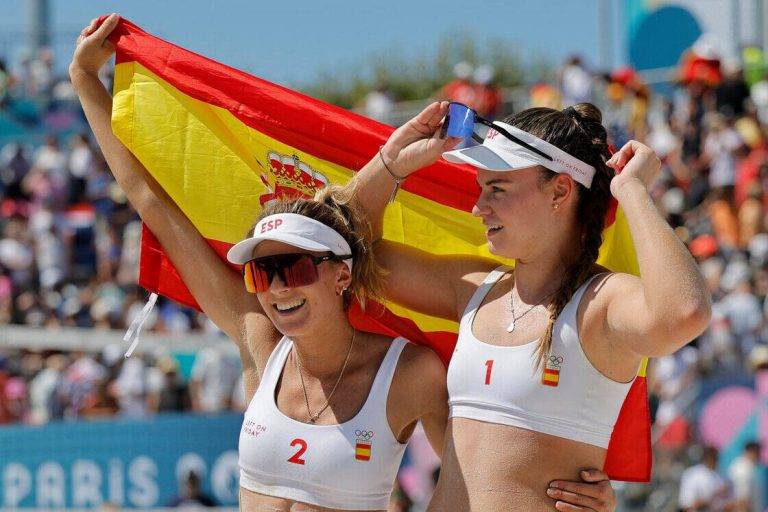 FOTOGRAFÍA. PARÍS (FRANCIA), 05 DE AGOSTO DE 2024. JJOO PARÍS 2024. Las españolas Tania Moreno Matveeva (izd) y Daniela Álvarez Mendoza (dcha), celebran su victoria olímpica  después de derrotar a Katja Stam y Raisa Schoon, de Holanda, en la ronda de octavos de final de voley playa de los Juegos Olímpicos de París 2024. Efe
