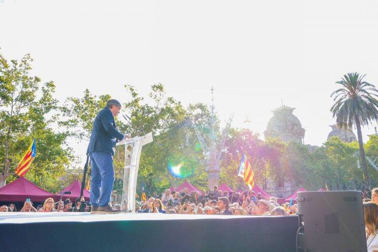 FOTOGRAFÍA. BARCELONA (REINO DE ESPAÑA), 08 DE AGOSTO DE 2024. El golpista separatista expresidente del govern de la Generalitat de Catalunya, fundador único y lider de la derechista cobarde secesionista Junts per Catalunya (JxCat), llegó poco antes de las 9:00 horas de la mañana al paseo Lluís Companys de Barcelona para el llamado "recibimiento institucional", organizado por su partido y asociaciones sepa-ratas, y también con representantes de partidos separatistas ERC y CUP y, por supuesto, del llamado "Govern del 1-O", el Gobierno fascista separatista que okupó la Generalitat de Catalunya en 2017. Contra él, el juez instructor del Caso Procés, Pablo Llarena Conde, activó la órden de detención nacional tras denegarle la amnistía corrupta. Además, el Tribunal Supremo sentenció que el prófugo no es amnistiable. En este mismo sentido, el juez instructor del caso Volohv denegó amnistiar a Puigdemont, quien ahora se enfrenta a una inminente detención. Las asociaciones separa-ratas le han preparado un gran reconocimiento. Lasvocesdelpueblo (Ñ Pueblo)