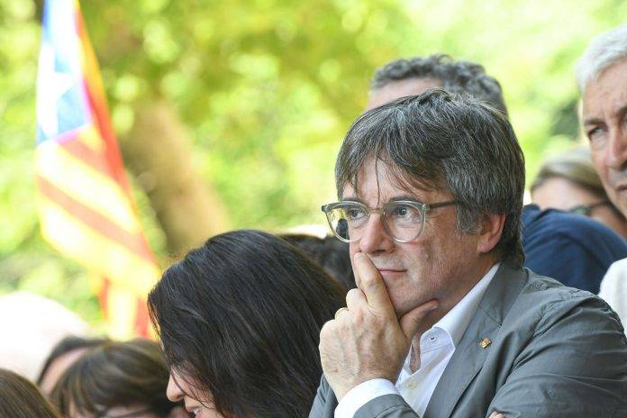 FOTOGRAFÍA. BARCELONA (REINO DE ESPAÑA), 08 DE AGOSTO DE 2024. El golpista separatista expresidente del govern de la Generalitat de Catalunya, fundador único y lider de la derechista cobarde secesionista Junts per Catalunya (JxCat), llegó poco antes de las 9:00 horas de la mañana al paseo Lluís Companys de Barcelona para el llamado "recibimiento institucional", organizado por su partido y asociaciones sepa-ratas, y también con representantes de partidos separatistas ERC y CUP y, por supuesto, del llamado "Govern del 1-O", el Gobierno fascista separatista que okupó la Generalitat de Catalunya en 2017. Contra él, el juez instructor del Caso Procés, Pablo Llarena Conde, activó la órden de detención nacional tras denegarle la amnistía corrupta. Además, el Tribunal Supremo sentenció que el prófugo no es amnistiable. En este mismo sentido, el juez instructor del caso Volohv denegó amnistiar a Puigdemont, quien ahora se enfrenta a una inminente detención. Lasvocesdelpueblo (Ñ Pueblo)
