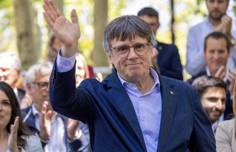 FOTOGRAFÍA. BARCELONA (REINO DE ESPAÑA), 08 DE AGOSTO DE 2024. El golpista separatista expresidente del govern de la Generalitat de Catalunya, fundador único y lider de la derechista cobarde secesionista Junts per Catalunya (JxCat), llegó poco antes de las 9:00 horas de la mañana al paseo Lluís Companys de Barcelona para el llamado "recibimiento institucional", organizado por su partido y asociaciones sepa-ratas, y también con representantes de partidos separatistas ERC y CUP y, por supuesto, del llamado "Govern del 1-O", el Gobierno fascista separatista que okupó la Generalitat de Catalunya en 2017. Contra él, el juez instructor del Caso Procés, Pablo Llarena Conde, activó la órden de detención nacional tras denegarle la amnistía corrupta. Además, el Tribunal Supremo sentenció que el prófugo no es amnistiable. En este mismo sentido, el juez instructor del caso Volohv denegó amnistiar a Puigdemont, quien ahora se enfrenta a una inminente detención. Lasvocesdelpueblo (Ñ Pueblo)