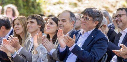 FOTOGRAFÍA. BARCELONA (REINO DE ESPAÑA), 08 DE AGOSTO DE 2024. VOX pregunta al Gobierno por qué el "golpista y prófugo Puigdemont no fue detenido". La España que no queremos pero toleramos.- Abascal culpa a Sánchez de la impunidad de Puigdemont. El golpista separatista expresidente del govern de la Generalitat de Catalunya, fundador único y líder de la derechista cobarde secesionista Junts per Catalunya (JxCat), llegó poco antes de las 9:00 horas de la mañana al paseo Lluís Companys de Barcelona para el llamado "recibimiento institucional", organizado por su partido y asociaciones sepa-ratas, y también con representantes de partidos separatistas ERC y CUP y, por supuesto, del llamado "Govern del 1-O", el Gobierno fascista separatista que okupó la Generalitat de Catalunya en 2017. Contra él, el juez instructor del Caso Procés, Pablo Llarena Conde, activó la órden de detención nacional tras denegarle la amnistía corrupta. Además, el Tribunal Supremo sentenció que el prófugo no es amnistiable. En este mismo sentido, el juez instructor del caso Volohv denegó amnistiar a Puigdemont, quien ahora se enfrenta a una inminente detención. Lasvocesdelpueblo (Ñ Pueblo)
