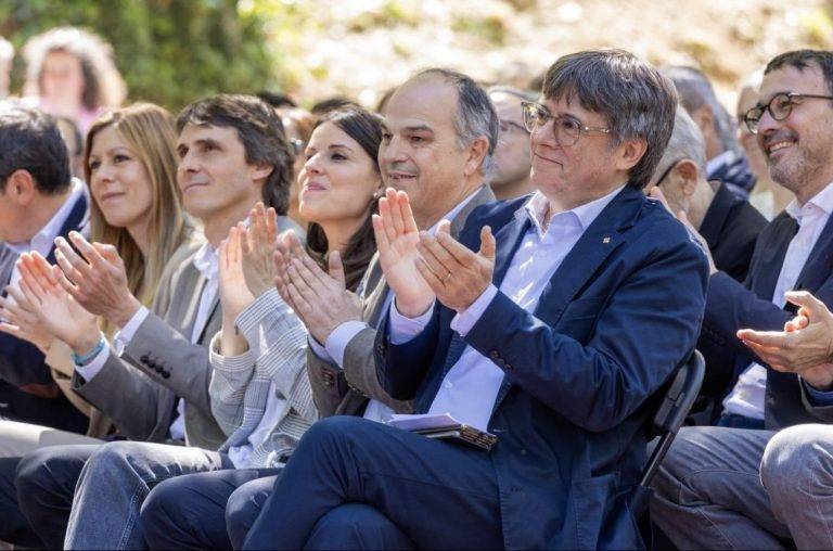 FOTOGRAFÍA. BARCELONA (REINO DE ESPAÑA), 08 DE AGOSTO DE 2024. VOX pregunta al Gobierno por qué el "golpista y prófugo Puigdemont no fue detenido". La España que no queremos pero toleramos.- Abascal culpa a Sánchez de la impunidad de Puigdemont. El golpista separatista expresidente del govern de la Generalitat de Catalunya, fundador único y líder de la derechista cobarde secesionista Junts per Catalunya (JxCat), llegó poco antes de las 9:00 horas de la mañana al paseo Lluís Companys de Barcelona para el llamado "recibimiento institucional", organizado por su partido y asociaciones sepa-ratas, y también con representantes de partidos separatistas ERC y CUP y, por supuesto, del llamado "Govern del 1-O", el Gobierno fascista separatista que okupó la Generalitat de Catalunya en 2017. Contra él, el juez instructor del Caso Procés, Pablo Llarena Conde, activó la órden de detención nacional tras denegarle la amnistía corrupta. Además, el Tribunal Supremo sentenció que el prófugo no es amnistiable. En este mismo sentido, el juez instructor del caso Volohv denegó amnistiar a Puigdemont, quien ahora se enfrenta a una inminente detención. Lasvocesdelpueblo (Ñ Pueblo)