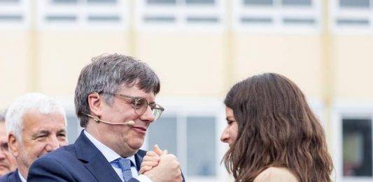 FOTOGRAFÍA. BARCELONA (REINO DE ESPAÑA), 08 DE AGOSTO DE 2024. El golpista separatista expresidente del govern de la Generalitat de Catalunya, fundador único y lider de la derechista cobarde secesionista Junts per Catalunya (JxCat), llegó poco antes de las 9:00 horas de la mañana al paseo Lluís Companys de Barcelona para el llamado "recibimiento institucional", organizado por su partido y asociaciones sepa-ratas, y también con representantes de partidos separatistas ERC y CUP y, por supuesto, del llamado "Govern del 1-O", el Gobierno fascista separatista que okupó la Generalitat de Catalunya en 2017. Contra él, el juez instructor del Caso Procés, Pablo Llarena Conde, activó la órden de detención nacional tras denegarle la amnistía corrupta. Además, el Tribunal Supremo sentenció que el prófugo no es amnistiable. En este mismo sentido, el juez instructor del caso Volohv denegó amnistiar a Puigdemont, quien ahora se enfrenta a una inminente detención. Lasvocesdelpueblo (Ñ Pueblo)