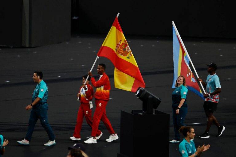 FOTOGRAFÍA. SAINT-DENIS (FRANCIA), 11 DE AGOSTO DE 2024. Los abanderados españoles María Pérez García (María Pérez) y Jordan Alejandro Díaz Fortún (Jordán Díaz) durante la ceremonia de clausura de los Juegos Olímpicos de París 2024 celebrada este domingo, en el Estadio de Francia en Saint-Denis (Francia). Efe
