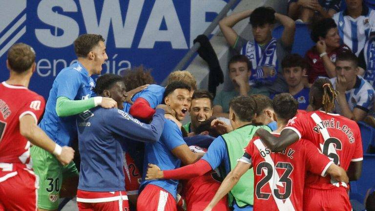 FOTOGRAFÍA. SAN SEBASTIÁN (LAS VASCONGADAS) REINO DE ESPAÑA, 18/08/2024. .- Los jugadores del Rayo Vallecano celebran el gol de Sergio Pérez Camello, segundo del equipo madrileño, durante el partido de LaLiga entre la Real Sociedad y el Rayo Vallecano, este domingo en el Reale Arena de San Sebastián. Efe