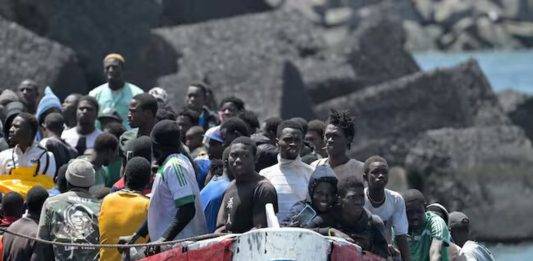 FOTOGRAFÍA. EL HERO (ISLAS CANARIAS) REINO DE ESPAÑA, 28 DE AGOSTO DE 2024. VOX incluye "Billetes de Vuelta" en negociaciones de Presupuestos. Frontex: "La situación migratoria en España es muy preocupante". Imagen de los 254 inmigrantes rescatados a medio día de este miércoles por la embarcación de la Guardia Civil Río Guadiato en aguas cercanas a El Hierro. Efe