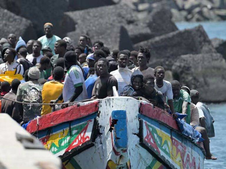 FOTOGRAFÍA. EL HERO (ISLAS CANARIAS) REINO DE ESPAÑA, 28 DE AGOSTO DE 2024. VOX incluye "Billetes de Vuelta" en negociaciones de Presupuestos. Frontex: "La situación migratoria en España es muy preocupante". Imagen de los 254 inmigrantes rescatados a medio día de este miércoles por la embarcación de la Guardia Civil Río Guadiato en aguas cercanas a El Hierro. Efe