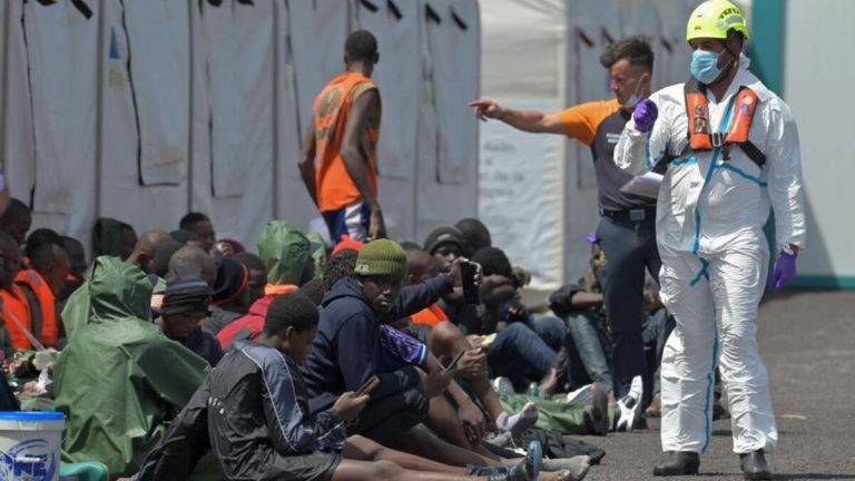 FOTOGRAFÍA. EL PINAR (EL HIERRO) ISLAS CANARIAS (REINO DE ESPAÑA), 21 DE AGOSTO DE 2024. Imagen de los 61 inmigrantes ilegales recogidos en la mañana de hoy, por la embarcación de Salvamento Marítimo, Salvamar Adhara, en aguas próximas a El Hierro, y trasladados al puerto de La Restinga, en el municipio de El Pinar, en la isla de El Hierro, para ser atendidos por los equipos de emergencia. Efe