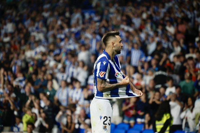 FOTOGRAFÍA. SAN SEBASTIÁN (REINO DE ESPAÑA), 28 DE AGOSTO DE 2024. El delantero del Alavés Toni Martínez celebra tras marcar el segundo gol ante la Real, durante el partido de LaLiga que Real Sociedad y Deportivo Alavés disputan este miércoles en el estadio Reale Arena, en San Sebastián. Efe