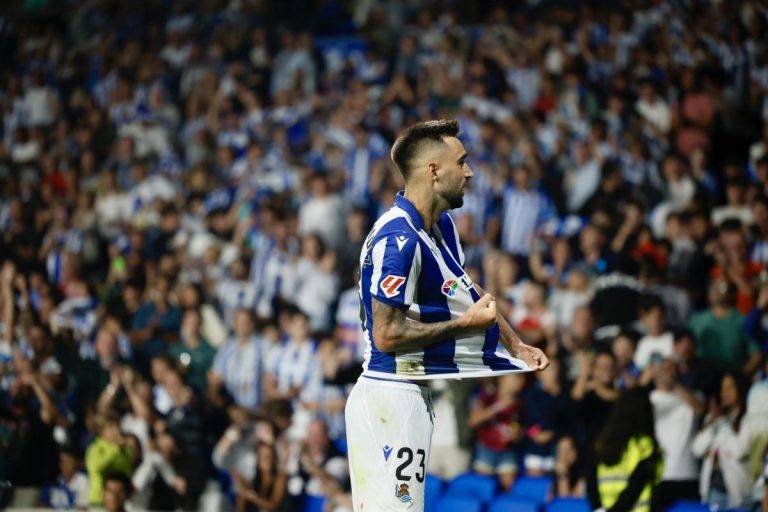 FOTOGRAFÍA. SAN SEBASTIÁN (REINO DE ESPAÑA), 28 DE AGOSTO DE 2024. El delantero del Alavés Toni Martínez celebra tras marcar el segundo gol ante la Real, durante el partido de LaLiga que Real Sociedad y Deportivo Alavés disputan este miércoles en el estadio Reale Arena, en San Sebastián. Efe