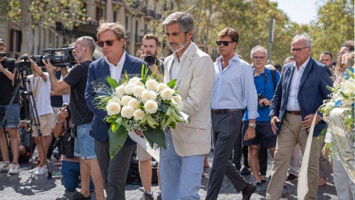 FOTOGRAFÍA. BARCELONA (REINO DE ESPAÑA), 17 DE AGOSTO DE 2024. VOX pide a Parlon e Illa "expulsar al islamismo de Cataluña".- El presidente del Comité Ejecutivo Provincial (CEP) de VOX en la provincia de Barcelona y portavoz parlamentario en el Parlament de Catalunya, Joan garriga Doménech (primera fila izda), junto al presidente del Grupo Municipal de VOX en el Ayuntamiento de Barcelona, Gonzalo de Oro-Pulido Plaza (primera fila dcha), el diputado regional catalán por Gerona al Parlament, Alberto Tarradas Peneque (segunda fila izda), y el diputado nacional por Barcelona al Congreso de los Diputados, Juan José Aizcorbe Torra (segunda fila dcha), ha participado en el acto del 7º Aniversario de la masacre terrorista islamista de Cataluña -que se produjo en las ramblas de Barcelona y en Cambrils (Tarragona) una tarde del 17 de agosto de 2017 en pleno atentado separatista contra la democracia española en esta Comunidad autónoma del Reino de España. Lasvocesdelpueblo (Ñ Pueblo)