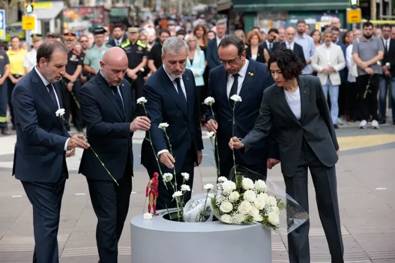 FOTOGRAFÍA. BARCELONA (REINO DE ESPAÑA), 17 DE AGOSTO DE 2024. 7º ANIVERSARIO DE LOS ATENTADOS TERRORISTAS ISLAMISTAS DE CATALUÑA, EN RAMBLAS DE BARCELONA Y CAMBRILS (TARRAGONA). Rompen el minuto de silencio: "Estado asesino" y "17A terrorismo de Estado".- Homenaje a las víctimas del atentado terrorista del 17 de agosto de 2017. El alcalde de Barcelona, Jaume Collboni Cuadrado (c) y el presidente del Parlament de Catalunya, Josep Rull Andreu (2d), junto al conseller de Justicia, Ramon Espadaler Parcerisas (i), el Delegado del Gobierno en Cataluña, Carlos Prieto (2i), y la Consejera de Interior y Seguridad Pública de la Generalidad de Cataluña Nuria Parlon Gil (d), participan en el homenaje a las víctimas del atentado terrorista del 17 de agosto de 2017 en La Rambla, del que se cumple el séptimo aniversario, con un acto institucional convocado por el Ayuntamiento de la Ciudad Condal al que asisten familiares, autoridades, partidos políticos como Vox (el presidente de VOX Barcelona, Joan Garriga Doménech; el presidente del Grupo municipal de VOX Ayuntamiento de Barcelona, Gonzalo de Oro-Pulido Plaza; el concejal barcelonés, Liberto mariano Senderos Oliva; el diputado nacional por Barcelona al Congreso de los Diputados, Juan José Aizcorbe; o el diputado regional por Gerona al Parlament de Catalunya, Alberto Tarradas Peneque) y al menos un representante de la derechista cobarde estafadora Partido popular (PP) (el presidente del Grupo Municipal del PP en el Ayuntamiento de Barcelona, Daniel Sirera Bellés). Efe