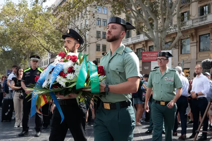 FOTOGRAFÍA. BARCELONA (REINO DE ESPAÑA), 17 DE AGOSTO DE 2024. 7º ANIVERSARIO DE LOS ATENTADOS TERRORISTAS ISLAMISTAS DE CATALUÑA, EN RAMBLAS DE BARCELONA Y CAMBRILS (TARRAGONA). Homenaje a las víctimas del atentado terrorista del 17 de agosto de 2017 en La Rambla, del que se cumple el séptimo aniversario, con un acto convocado por las asociaciones Asociación Catalana de Víctimas de Organizaciones Terroristas (ACVOT) y Plataforma 17-A en la Rambla de Canaletas con Plaza Cataluña de Barcelona. Al acto han asistido representantes de asociaciones cívicas en Cataluña, entidades policiales, Guardia Civil y Policía nacional y representantes de partidos políticos: los de Vox (el presidente de VOX Barcelona, Joan Garriga Doménech; el presidente del Grupo municipal de VOX Ayuntamiento de Barcelona, Gonzalo de Oro-Pulido Plaza; el concejal barcelonés, Liberto mariano Senderos Oliva; el diputado nacional por Barcelona al Congreso de los Diputados, Juan José Aizcorbe; o el diputado regional por Gerona al Parlament de Catalunya, Alberto Tarradas Peneque) y al menos un representante de la derechista cobarde estafadora Partido popular (PP) (el presidente del Grupo Municipal del PP en el Ayuntamiento de Barcelona y mano derecha del nacionalista progre gallego Alberto Núñez Feijóo en las negociaciones de la criminal y corrupta amnistía con la derechista cobarde separatista Junts per Catalunya (JxCat) a cambio de los apoyos del separatista derechista a la investidura del amigo del narco gallego Feijóo, Daniel Sirera Bellés). Efe