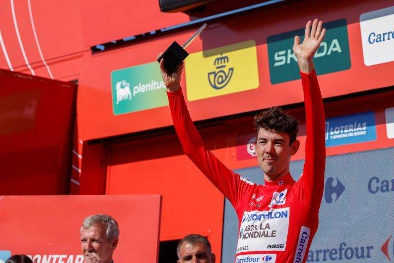 FOTOGRAFÍA. BAYONA (PONTEVEDRA) COMUNIDAD AUTÓNOMA DE GALICIA (REINO DE ESPAÑA), 27 DE AGOSTO DE 2024. Ben O'Connor sólido líder de la Vuelta a España 2024. El líder de la clasificación general, el australiano del equipo Decathlon AG2R La Mondiale Team Ben O'Connor en el podio tras la décima etapa de la Vuelta Ciclista a España que transcurre este martes entre Puenteareas y Bayona con 159,6 kilómetros de recorrido. Efe