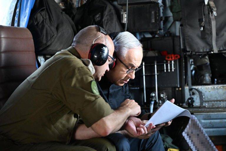 FOTOGRAFÍA. JERUSALÉN (ISRAEL), 21 DE AGOSTO DE 2024. Israel rescatará al resto de rehenes de Gaza.- El primer ministro de Israel, miembro de la Knéset (Parlamento de Israel) y presidente del partido de patriotas israelíes, el Likud, Benjamín Netanyahu («Bibi»​), ha visitado hoy una base militar de las Fuerzas Aéreas de Defensa de Israel (FAI), integrantes de las Fuerzas de Defensa de Israel (FDI) del Ejército de defensa de Israel, el Tzáhal, cuando las fuerzas del mal y antisemitismo internacional, a través de la República Islámica de Irán, han anunciado que van a atacar a la Tierra Santa como respuesta a las eliminaciones de los jefes de la banda terrorista islamista palestina Hamás e Yihad Islámica Palestina (YIP), como fue el caso del asesino terrorista jefe de Hamás, Ismail Haniya, eliminado en Irán. "En la base de la fuerza aérea hoy para monitorear de cerca nuestros preparativos contra amenazas tanto cercanas como lejanas. Estamos preparados para cualquier escenario, tanto en defensa como en ataque y para evaluar la situación en la Fuerza Aérea de defensa de Israel, que es nuestro puño de hierro que sabe cómo golpear la parte más vulnerable de nuestros enemigos", afirmó el primer ministro. Gabinete Primer Ministro de Israel/Lasvocesdelpueblo (Ñ Pueblo)