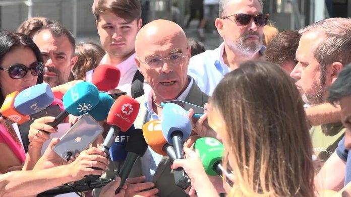 FOTOGRAFÍA. MADRID (REINO DE ESPAÑA), 26 DE ABRIL DE 2024. Caso Begoña| Buxadé: No admitiremos ni un solo privilegio del autócrata.- El jefe de la Delegación de VOX en el Parlamento Europeo, abogado del Estado y miembro de los Servicios jurídicos de VOX, Jorge Buxadé Villalba, atiende la prensa sobre el Caso Begoña y Sánchez, María Begoña Gómez Fernández (Begoña Gómez), el día de apertura de nuevo curso político y reanudaciçon de la causa contra la mujer del presidente del Gobierno del Reino de España y secretario general del Partido Socialista Obrero Español (PSOE), Pedro Sánchez Pérez-Castejón por parte de juez instructor Juan Carlos Peinado