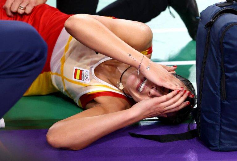 FOTOGRAFÍA. PARÍS (FRANCIA), 04 DE AGOSTO DE 2024. La Federación Española de Bádminton (FESBA) solicita un segundo bronce para Carolina María Marín Martín (Carolina Marín) tras su lesión. Carolina Marín llora tras lesionarse en la semifinal femenina individual del torneo olímpico de bádminton. Efe