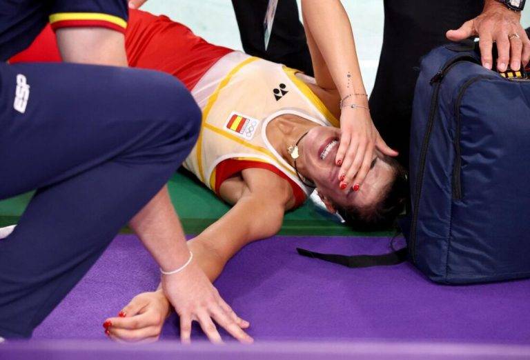 FOTOGRAFÍA. PARÍS (FRANCIA), 04 DE AGOSTO DE 2024. "Me he roto".- La española Carolina María Marín Martín (Carolina Marín) llora, tras retirarse por lesión en las semifinales de los Juegos Olímpicos de París 2024. Efe
