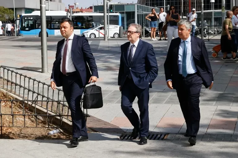 FOTOGRAFÍA. MADRID (REINO DE ESPAÑA), 6 DE AGOSTO DE 2024. Fundación La Caixa y Reale Seguros declaran en el caso Begoña y Sánchez. Caso Begoña Gómez y Pedro Sánchez| El subdirector general de la Fundación la Caixa, Marc Simón (c), a su llegada este lunes a los juzgados de Plaza Castilla. Efe