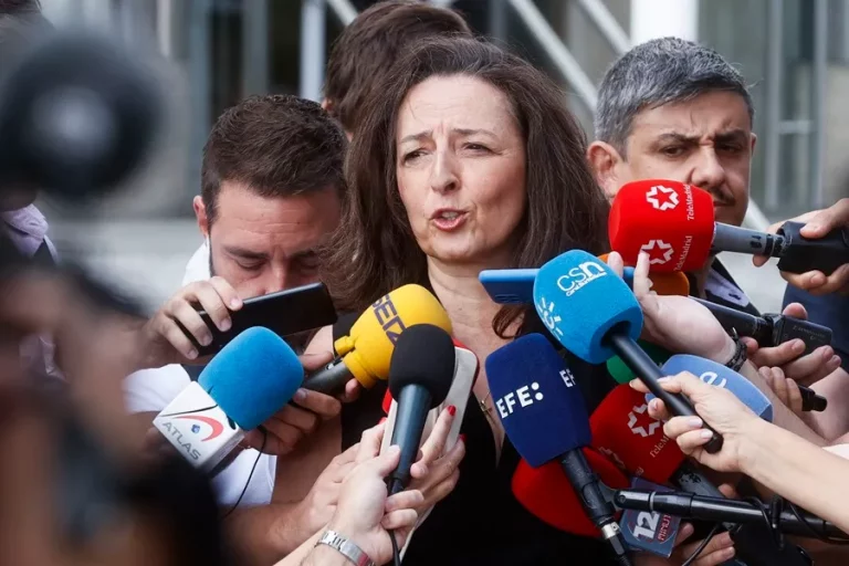FOTOGRAFÍA. MADRID (REINO DE ESPAÑA), 6 DE AGOSTO DE 2024. Caso Koldo: Marca Castro considera "núcleo de decisión de este tipo de contratación" luna "reunión Interministerial del Gobierno de España". Marta: Trataremos que salga toda la verdad del Caso Begoña/La Moncloa.- Caso Begoña Gómez y Pedro Sánchez| La vicesecretaria Nacional Jurídica de Vox y portavoz de las Acusaciones Populares de la causa Begoña Gómez y Pedro Sánchez, Marta Castro Fuentes, atiende a los medios a su llegada este lunes a los juzgados de Plaza Castilla. Efe