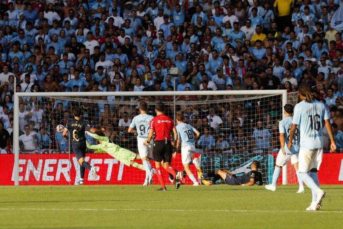FOTOGRAFÍA. VIGO (PONTEVEDRA) GALICIA (REINO DE ESPAÑA), 16 DE AGOSTO DE 2024. El delantero sueco del Celta de Vigo Williot Swedberg (5i) consigue el primer gol de su equipo ante al Alavés en el partido de LaLiga disputado este viernes en el estadio Balaidos de Vigo. Efe