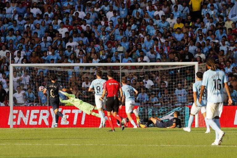 FOTOGRAFÍA. VIGO (PONTEVEDRA) GALICIA (REINO DE ESPAÑA), 16 DE AGOSTO DE 2024. El delantero sueco del Celta de Vigo Williot Swedberg (5i) consigue el primer gol de su equipo ante al Alavés en el partido de LaLiga disputado este viernes en el estadio Balaidos de Vigo. Efe