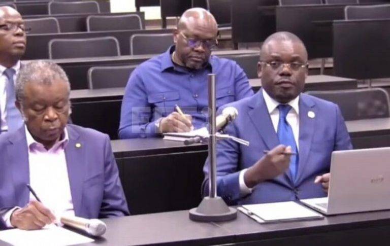 FOTOGRAFÍA. ADÍS ABEBA (ETIOPÍA) CONTINENTE DE ÁFRICA, 20 DE AGOSTO DE 2024. África declaró la emergencia continental sanitaria contra el Monkey Pox (MPox), después la OMS declaró la emergencia mundial del MPox. Hasta la fecha de este martes, 20 de agosto de 2024, Solo en la República Democrática del Congo (RDC), foco del actual brote y donde la enfermedad es endémica, se han contabilizado 17.794 casos y 535 muertes desde comienzos de año. Así detalló en una rueda de prensa telemática el director general de los Centros para el Control y Prevención de Enfermedades de África (CDC de África), Jean Kaseya (primera fila, dcha). Captura vídeo Efe/Lasvocesdelpueblo (Ñ Pueblo).