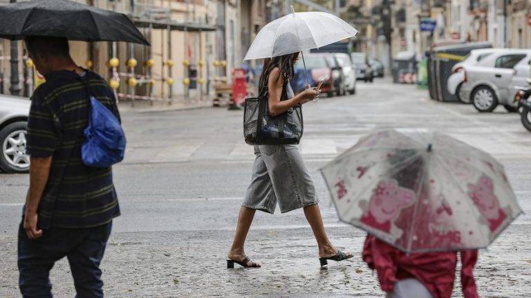 FOTOGRAFÍA. VALENCIA (COMUNIDAD VALENCIANA), 14 DE AGOSTO DE 2024. Chubascos y tormentas en gran parte del Reino de España.- Detalle de varias personas caminan bajo la lluvia por una calle del centro de la ciudad de Valencia, en la Comunidad Valenciana (Reino de España), este miércoles 14 de agosto de 2024, en pleno verano, ante una Depresión Aislada de Niveles Altos (DANA) que atraviesa el casi todo el Reino rojigualdo de don Quijote, tras varias semanas de calor extrema. Efe