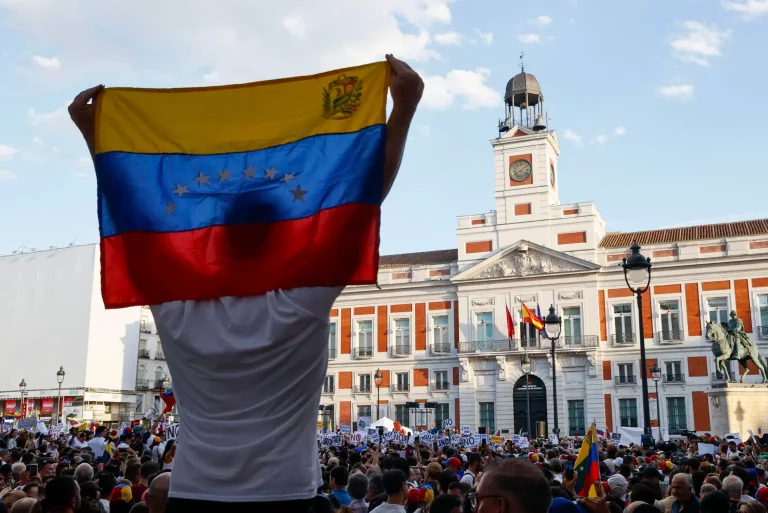 FOTOGRAFÍA. MADRID (REINO DE ESPAÑA), 17 DE AGOSTO DE 2024. "Concentración por la Verdad de Venezuela" convocada a nivel Mundial, este sábado en la Puerta del Sol, en Madrid este sábado cuando también miles de personas salen a la calle en toda España para apoyar a la oposición venezolana, coincidiendo con la multitudinaria protesta opositora de Caracas (Venezuela) en la que participan: María Corina Machado Parisca, la líder opositora de Venezuela expulsada de la carrera electoral por parte del régimen totalitario comunista y chavista de Nicolás Maduro Moro, contra quien francotiradores de la dictadura han puesto sus dianas y su vida corre serio peligro, y quien reapareció nuevamente en el ya popular camión anticomunista y antichavista, aclamada por centenares de miles de manifestantes que atendieron a su llamado a continuar la protesta pacífica, acompañada de varios opositores, como Delsa Jennifer Solórzano Bernal (Delsa Solórzano), Biagio Pilieri Gianninoto (Biagio Pilieri) o César Alejandro Pérez Vivas (César Pérez Vivas), entre otros. Durante el acto, los venezolanos, exhibiendo actas de los colegios electorales. Efe