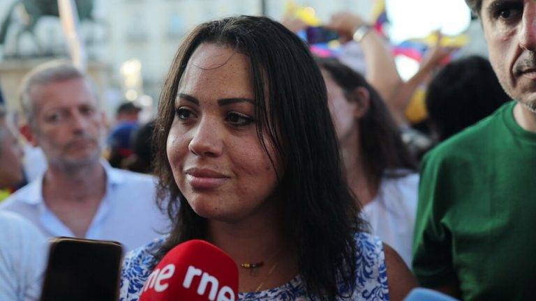 FOTOGRAFÍA. MADRID (REINO DE ESPAÑA), 17 DE AGOSTO DE 2024. VOX y Foro Madrid: González y Corina lideran el Gobierno legítimo de Venezuela.- El eurodiputado de la delegación de VOX en el parlamento Europeo y miembro del Grupo Patriotas por Europa, Hermann Leopoldo Tertsch del Valle-Lersundi (Hermann Terstch); el director de Fundación Disenso y también eurodiputado de la Resistencia VOX, Jorge Martín Frías; la Coordinadora de Proyectos de Foro Madrid, Edmaly Maucó (en la imagen); varios diputados nacionales y regionales; la jefa de los servicios jurídicos de VOX, Marta Castro Fuentes (segund fila c); y cargos orgánicos de VOX. "Concentración por la Verdad de Venezuela" convocada a nivel Mundial, este sábado en la Puerta del Sol, en Madrid este sábado cuando también miles de personas salen a la calle en toda España para apoyar a la oposición venezolana, coincidiendo con la multitudinaria protesta opositora de Caracas (Venezuela) en la que participan: María Corina Machado Parisca, la líder opositora de Venezuela expulsada de la carrera electoral por parte del régimen totalitario comunista y chavista de Nicolás Maduro Moro, contra quien francotiradores de la dictadura han puesto sus dianas y su vida corre serio peligro, y quien reapareció nuevamente en el ya popular camión anticomunista y antichavista, aclamada por centenares de miles de manifestantes que atendieron a su llamado a continuar la protesta pacífica, acompañada de varios opositores, como Delsa Jennifer Solórzano Bernal (Delsa Solórzano), Biagio Pilieri Gianninoto (Biagio Pilieri) o César Alejandro Pérez Vivas (César Pérez Vivas), entre otros. Durante el acto, los venezolanos, exhibiendo actas de los colegios electorales. Lasvocesdelpueblo (Ñ pueblo)