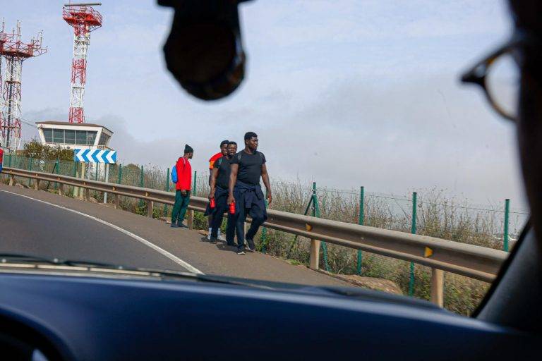FOTOGRAFÍA. ISLAS DE TENERIFE (ISLAS CANARIAS) REINO DE ESPAÑA, 27 DE AGOSTO DE 2024. Lluvias débiles en el Reino de España. Crisis Migratoria en el Reino de España. El portavoz nacional de VOX, José Antonio Fúster Lamelas; y el secretario general del Grupo Parlamentario en el Congreso de los Diputados, José María Figaredo Álvarez-Sala (José María Figaredo), están en Tenerife «conociendo de primera mano las consecuencias del efecto llamada» y la «saturación de servicios que se produce por la nefasta política del Gobierno» comunista en coalición del Reino de España, entre el Partido Socialista Obrero Español (PSOE) y la coalición extremista de las ultraizquierda SUMAR. También, han visitado el centro de inmigrantes ilegales de Tenerife Las Raíces y los lugares de la okupación de viviendas por parte de los indocumentados. Lasvocesdelpueblo (Ñ Pueblo)