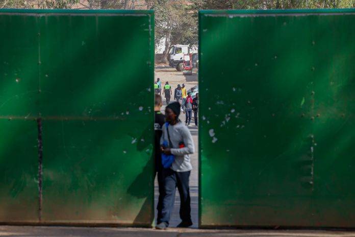FOTOGRAFÍA. ISLAS DE TENERIFE (ISLAS CANARIAS) REINO DE ESPAÑA, 27 DE AGOSTO DE 2024. Crisis Migratoria en el Reino de España. Las 14 estafas de la moción migratoria del PP punto por punto. El portavoz nacional de VOX, José Antonio Fúster Lamelas; y el secretario general del Grupo Parlamentario en el Congreso de los Diputados, José María Figaredo Álvarez-Sala (José María Figaredo), están en Tenerife «conociendo de primera mano las consecuencias del efecto llamada» y la «saturación de servicios que se produce por la nefasta política del Gobierno» comunista en coalición del Reino de España, entre el Partido Socialista Obrero Español (PSOE) y la coalición extremista de las ultraizquierda SUMAR. También, han visitado el centro de inmigrantes ilegales de Tenerife Las Raíces y los lugares de la okupación de viviendas por parte de los indocumentados. Lasvocesdelpueblo (Ñ Pueblo)