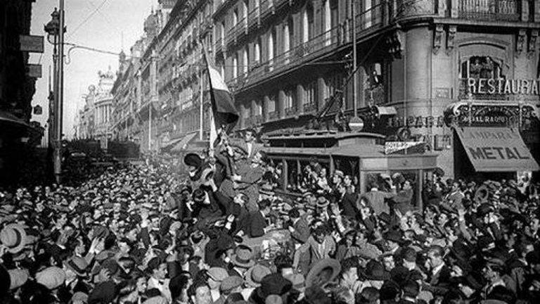 FOTOGRAFÍA. MADRID (ESPAÑA), 14 DE ABRIL DE 1931. | Confinado en las Hurdes del doctor Albiñana..- Decenas de miles de zurdos exaltados festejan por las calles del centro de la capital de España, Madrid, la proclamación de la Segunda República Española, este martes 14 de abril de 1931, con banderas tricolores. España registra un nuevo régimen político "republicano" no patriótico sino comunista que sucede a la Monarquía borbónica de Alfonso XIII, que había quedado deslegitimada al haber permitido al Gobierno de don Primo de Rivera (1923-1930)​ -fracasando en su intento de vuelta a la normalidad constitucional con el general querido tado por los zurdos como por los patriotas, el general Berenguer (1930-1931)-. España en 1931 constituye un caso único en la historia pues nunca se había producido la caída de una monarquía como consecuencia inmediata de los resultados de unas elecciones no convocadas con tal finalidad. También se ha registrado multitudinarias celebraciones en el resto del territorio nacional, sobre todos en regiones donde la AntiEspaña (separatismo, terroristas etarras y comunistas anda de la mano), es el caso de Cataluña, en Plaza San Jaime -al frente del Ayuntamiento de Barcelona, donde se han congregados multitudes de zurdos y separatistas, Comunidad Valenciana, al frente del Ayuntamiento de Valencia) y en los bastiones del terrorismo etarra en Las vascongadas. Efe