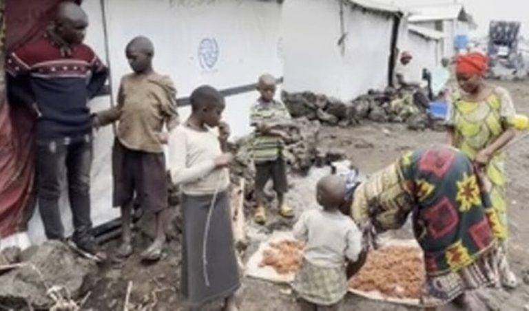 FOTOGRAFÍA. MUDJA (NORESTE DE GOMA (REPÚBLICA DEMOCRÁTICA DE CONGO) (CONTINENTE DE ÁFRICA), 20 DE AGOSTO DE 2024. CDC: No hemos empezado a vacunar contra el MPox.- Detalle de refugiados de guerra interna desplazados a Mudja, en el noreste de Goma (República Democrática de Congo) cuando la Monkey Pox (MPox) azota el país, el que más caso de viruela de mono (MPox) ha registrado en toda la unión Africana (UA) hasta la fecha.. Solo en la RDC, foco del actual brote y donde la enfermedad es endémica, se han contabilizado 17.794 casos y 535 muertes desde comienzos de año, detalló en una rueda de prensa telemática el director general de los Centros para el Control y Prevención de Enfermedades de África (CDC de África), Jean Kaseya. Efe