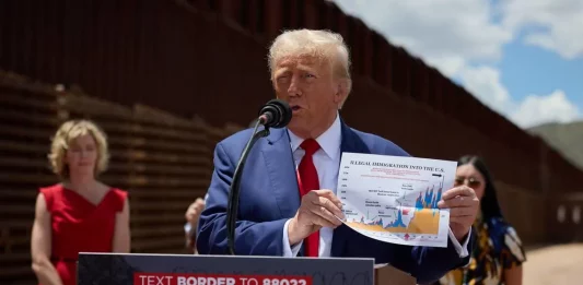 FOTOGRAFÍA. CONDADO DE COCHISE (ESTADO DE ARIZONA) - FRONTERA CON MÉXICO (ESTADO UNIDOS), 23 DE AGOSTO DE 2024. Trump: La marxista radical de izquierdas Kamala Harris quiere fronteras abiertas.- El magnate neoyorquino candidato a la Presidencia de los Estados Unidos de América por la resistencia patriótica Partido Republicano y expresidente de los Estados Unidos, Donald John Trump (2017-2021), compareció ante la prensa en el condado de Cochise (Estado de Arizona) -frontera EEUU con México), junto a un tramo del muro fronterizo y acompañado por fuerzas del orden locales, para repetir que si los demócratas siguen en la Casa Blanca abrirán las puertas del país a los criminales. El candidato se ha solidarizado con las víctimas de la invasión migratoria y sus graves consecuencias directas en el cotidiano de las ciudades invadidas. Efe