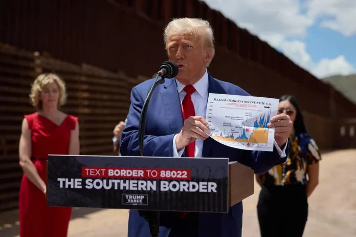 FOTOGRAFÍA. CONDADO DE COCHISE (ESTADO DE ARIZONA) - FRONTERA CON MÉXICO (ESTADO UNIDOS), 23 DE AGOSTO DE 2024. Trump: La marxista radical de izquierdas Kamala Harris quiere fronteras abiertas.- El magnate neoyorquino candidato a la Presidencia de los Estados Unidos de América por la resistencia patriótica Partido Republicano y expresidente de los Estados Unidos, Donald John Trump (2017-2021), compareció ante la prensa en el condado de Cochise (Estado de Arizona) -frontera EEUU con México), junto a un tramo del muro fronterizo y acompañado por fuerzas del orden locales, para repetir que si los demócratas siguen en la Casa Blanca abrirán las puertas del país a los criminales. El candidato se ha solidarizado con las víctimas de la invasión migratoria y sus graves consecuencias directas en el cotidiano de las ciudades invadidas. Efe