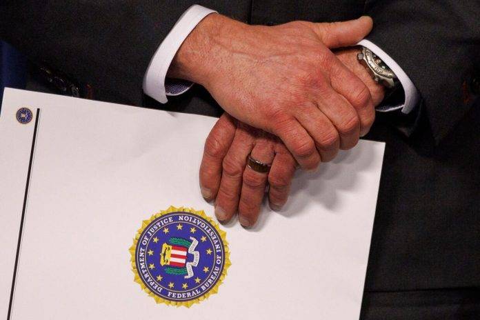 FOTOGRAFÍA. NUEVA YORK (ESTADOS UNIDOS DE AMÉRICA), 19 DE AGOSTO DE 2024. Vista del logo del Buró Federal de Investigaciones (FBI) también conocido como Oficina Federal de Investigación (FBI), en unos documentos,  Efe