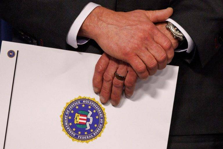 FOTOGRAFÍA. NUEVA YORK (ESTADOS UNIDOS DE AMÉRICA), 19 DE AGOSTO DE 2024. Vista del logo del Buró Federal de Investigaciones (FBI) también conocido como Oficina Federal de Investigación (FBI), en unos documentos,  Efe