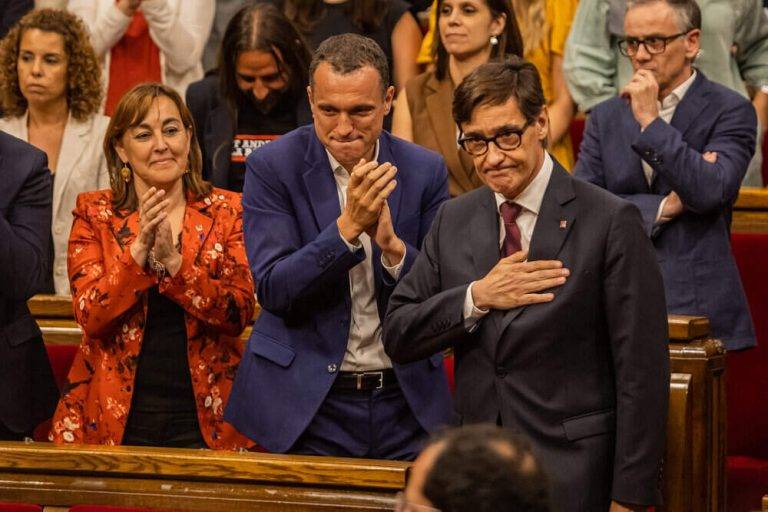 FOTOGRAFÍA. BARCELONA (REINO DE ESPAÑA), 08 DE AGOSTO DE 2024. Illa presidente del Govern de la Generalitat de Catalunya. El Parlament de Catalunya ha investido esta noche a Salvador Illa Roca 133º presidente del Govern de la Generalitat de Catalunya por 68 votos a favor (PSC/PSOE, ERC y Els Comuns) y 66 en contra (Junts per Catalunya (JxCat), Vox, CUP y Aliança Catalana -AC- y PP). Illa (PSC) ha conseguido así la mayoría absoluta requerida para ser investido en primera votación, a falta de dieciocho días para que expirara el plazo, el 26 de agosto, para que la cámara invirtiera a un presidente. En el debate de investidura, han intervenido, por la mañana, los presidentes del grupo de Junts, Albert Batet; de ERC, Josep Maria Jové, y del PP, Alejandro Fernández Álvarez. Por la tarde los del grupo de Vox, Ignacio Garriga vaz de Conceição; de Els Comunes, Jéssica Albiach Satorres; de la CUP, Laia Estrada, y del Grupo Mixto, Sílvia Orriols Serra (AC), y el diputado del PSC Ferran Pedret. Como es habitual, el presidente del govern de la Generalitat de Catalunya en funciones, Pere Aragonès García (ERC), y el Govern saliente han asistido a la sesión desde la bancada de Govern en funciones, encabezado por Pere Aragonés García y la portavoz del Govern en funciones, Patrícia Plaja Pérez. Parlament de Catalunya/Lasvocesdelpueblo (Ñ Pueblo)
