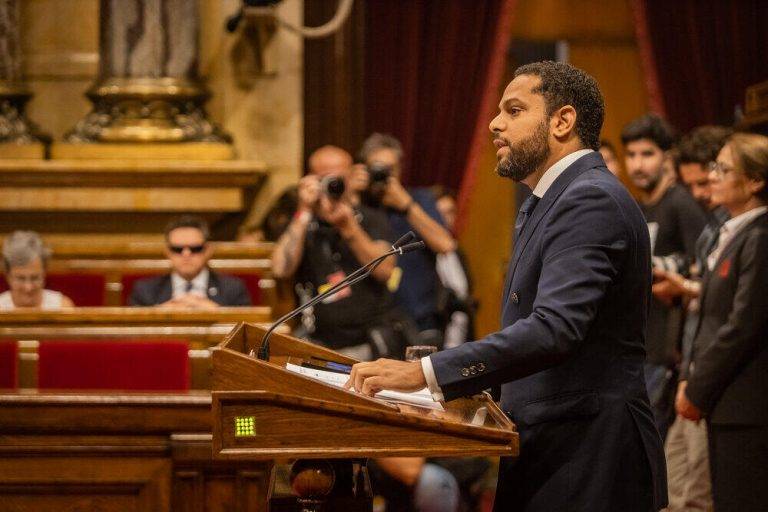 FOTOGRAFÍA. BARCELONA (REINO DE ESPAÑA), 08 DE AGOSTO DE 2024. Discurso completo del líder de la Resistencia Ignacio Garriga.- El Parlament de Catalunya ha investido esta noche a Salvador Illa Roca 133º presidente del Govern de la Generalitat de Catalunya por 68 votos a favor (PSC/PSOE, ERC y Els Comuns) y 66 en contra (Junts per Catalunya (JxCat), Vox, CUP y Aliança Catalana -AC- y PP). Illa (PSC) ha conseguido así la mayoría absoluta requerida para ser investido en primera votación, a falta de dieciocho días para que expirara el plazo, el 26 de agosto, para que la cámara invirtiera a un presidente. En el debate de investidura, han intervenido, por la mañana, los presidentes del grupo de Junts, Albert Batet; de ERC, Josep Maria Jové, y del PP, Alejandro Fernández Álvarez. Por la tarde los del grupo de Vox, Ignacio Garriga vaz de Conceição; de Els Comunes, Jéssica Albiach Satorres; de la CUP, Laia Estrada, y del Grupo Mixto, Sílvia Orriols Serra (AC), y el diputado del PSC Ferran Pedret. Parlament de Catalunya/Lasvocesdelpueblo (Ñ Pueblo)