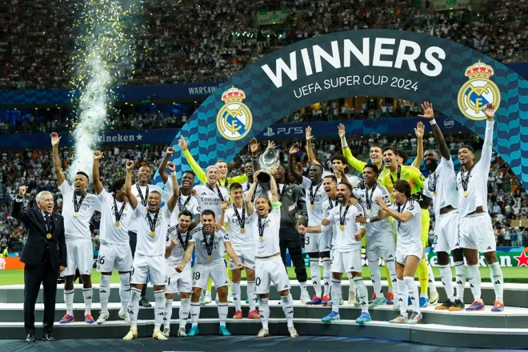 FOTOGRAFÍA. VARSOVIA (POLONIA), 14 DE AGOSTO DE 2024. 2-0. Paso definitivo hacia la gloria en solitario.- El Real Madrid firma su sexta Supercopa, Mbappé un debut soñado. Los jugadores del Real Madrid levantan el trofeo de campeones tras la disputa de la Supercopa de Europa de fútbol que Real Madrid y Atalanta jugaron este miércoles en el Estadio Nacional de Polonia, en Varsovia. Efe