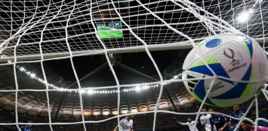 FOTOGRAFÍA. VARSOVIA (POLONIA), 14 DE AGOSTO DE 2024. 2-0: El Real Madrid firma su sexta Supercopa, Mbappé un debut soñado. El centrocampista uruguayo del Real Madrid Fede Valverde (c) tras marcar su gol durante la disputa de la Supercopa de Europa de fútbol que Real Madrid y Atalanta han jugado en el Estadio Nacional de Polonia, en Varsovia. Efe