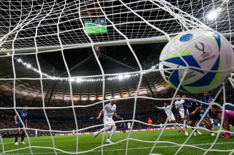 FOTOGRAFÍA. VARSOVIA (POLONIA), 14 DE AGOSTO DE 2024. 2-0: El Real Madrid firma su sexta Supercopa, Mbappé un debut soñado. El centrocampista uruguayo del Real Madrid Fede Valverde (c) tras marcar su gol durante la disputa de la Supercopa de Europa de fútbol que Real Madrid y Atalanta han jugado en el Estadio Nacional de Polonia, en Varsovia. Efe