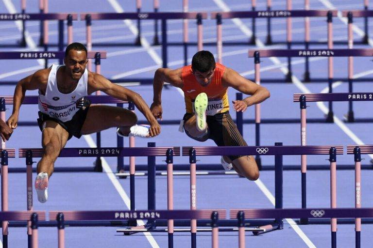 FOTOGRAFÍA. PARÍS (FRANCIA), 04 DE AGOSTO DE 2024. Los españoles Llopis y Martínez a semifinales y repesca.- El atleta español Asier Martínez (d) durante la segunda serie de los 110m vallas de los Juegos Olímpicos de París 2024. Efe